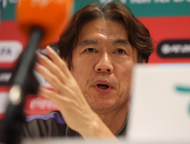 ▲ 홍명보 한국 축구 국가대표팀 감독이 25일(현지시간) 팀 베이스캠프인 멕시코 과달라하라로 돌아와 사포판 치바스 바예 베르데에서 회복훈련 전 기자회견에서 기자들의 질문에 답하고 있다. ⓒ연합뉴스
