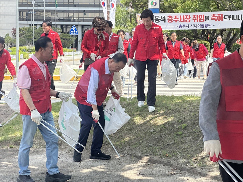 ▲ 국민의힘 충북도당이 26일 충주시청 광장에서 환경정화 봉사활동을 하고 있다. ⓒ국민의힘 충북도당