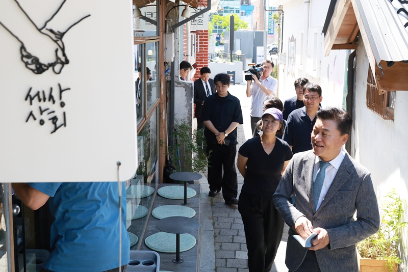 ▲ 신용한 충북지사 당선인이 26일 충주 관아골을 찾아 로컬브랜드 운영 현장을 둘러보고 있다. ⓒ충북지사직 인수위