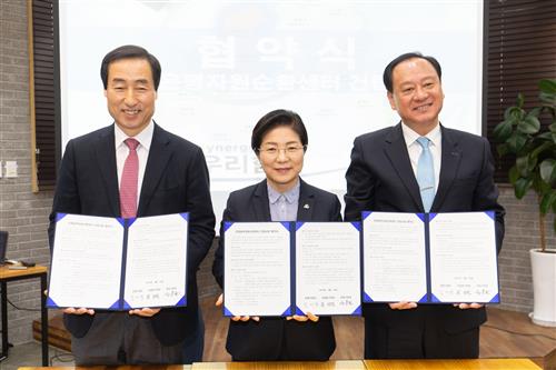 ▲ 지난 2019년 당시 문석진 서대문구청장과 김미경 은평구청장, 유동균 마포구청장이 자원순환도시 기반구축을 위한 협약식 뒤 기념사진을 찍고 있다. ⓒ은평구