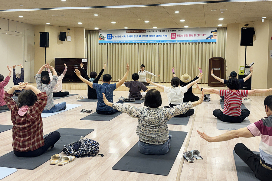▲ 차소연 대표가 활인심방 기반 ‘선비체조’ 체험을 진행하고 있다.ⓒ대구한의대