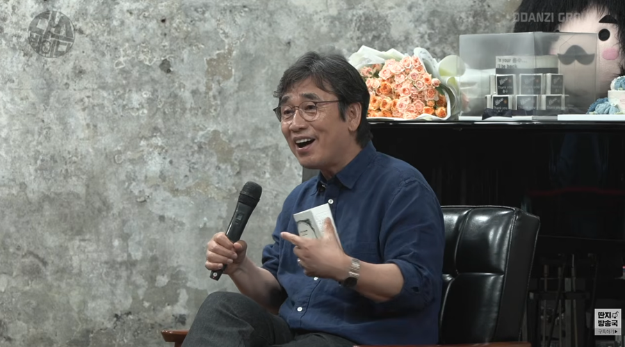 ▲ 유시민 작가가 26일 유튜브 방송 '김어준의 다스뵈이다'에 출연해 이 대통령의 통합 행보를 '재건축'에 빗대 비판했다. ⓒ유튜브방송 '김어준의 다스뵈이다' 캡처