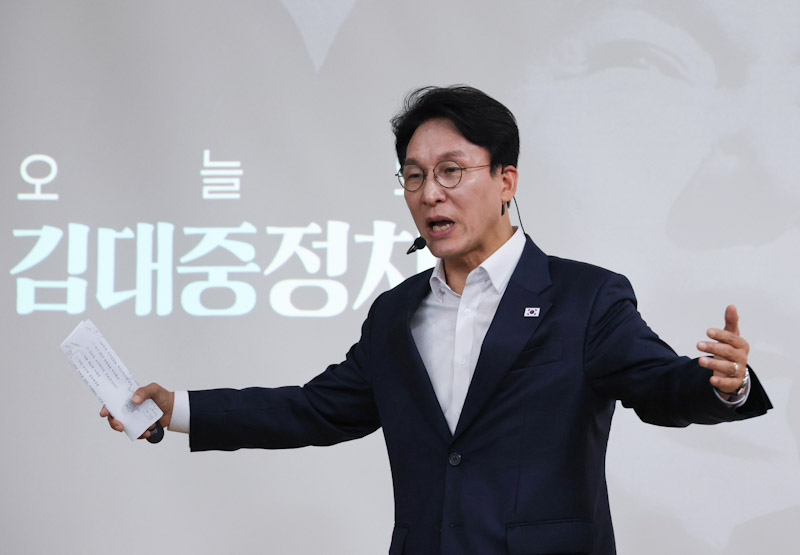 ▲ 김민석 국무총리가 지난 26일 오후 광주 서구 김대중컨벤션센터에서 열린 김대중 정치학교 '청년리더십학교 워크숍'에서 특강하는 모습. ⓒ국무총리실 제공