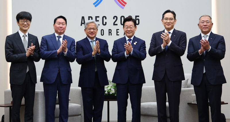 ▲ 이재명 대통령이 지난 2025년 10월 31일 APEC 정상회의 장소인 경북 경주화백컨벤션센터(HICO)에서 젠슨 황 엔비디아 최고경영자(CEO) 접견에 앞서 참석자들과 기념촬영을 하고 있다. 왼쪽부터 이해진 네이버 의장, 최태원 SK그룹 회장, 젠슨 황 엔비디아 최고경영자(CEO), 이 대통령, 이재용 삼성전자 회장, 정의선 현대차그룹 회장. ⓒ뉴시스