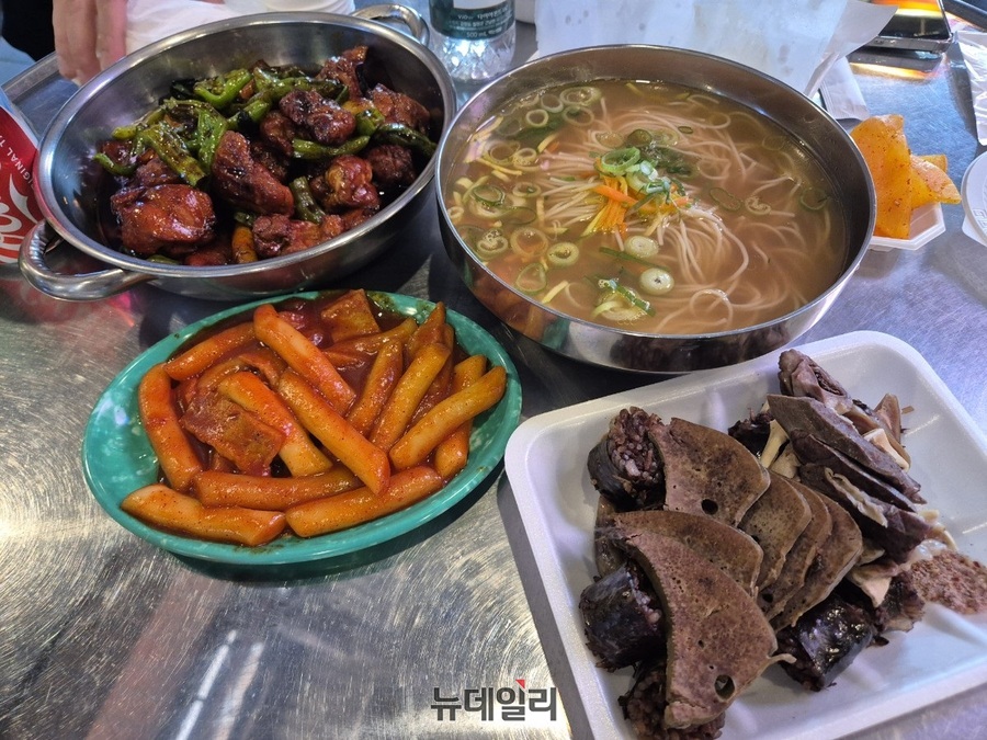 ▲ 꽈리고추닭볶음 2만5000원, 칼국수 6000원, 석쇠불고기 8000원 등 합리적인 가격대로 다양한 음식을 즐길 수 있다.ⓒ조현우 기자
