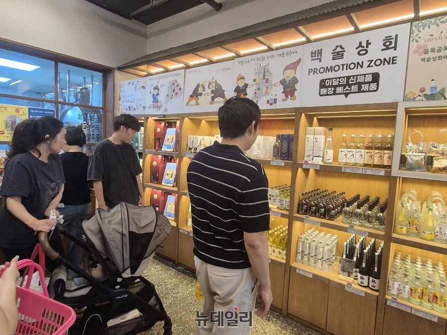 ▲ 백술상회에서는 예산 특산물로 빚은 사과막걸리를 선물용으로 사려는 사람들이 많았다.ⓒ조현우 기자