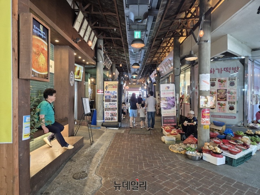 ▲ 예산 시장은 트렌디한 맛집과, 시골 시장이 공존한다.ⓒ조현우 기자