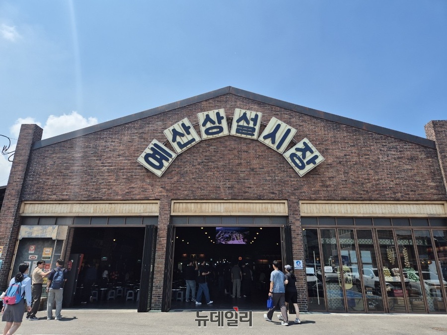 ▲ 예산시장 누적 방문객은 1000만명을 넘어섰다. 더본코리아는 예산시장을 통해 얻은 노하우를 통해 특성에 맞춘 지역개발 모델을 확장시킬 예정이다.ⓒ조현우 기자