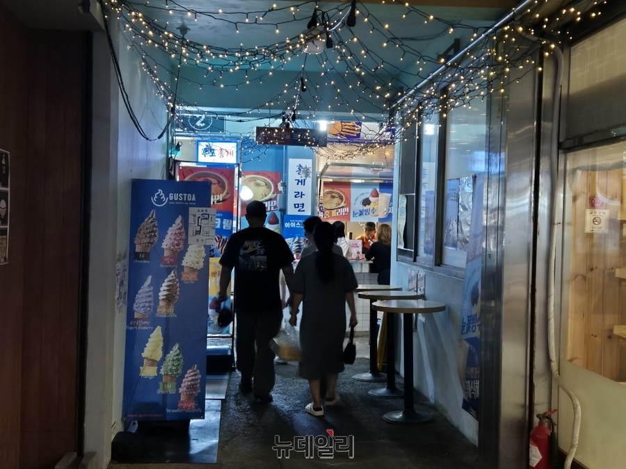 ▲ 골목처럼 이어지는 시장에 어른들은 향수를, 아이들은 새로운 즐거움을 느낄 수 있다ⓒ조현우
