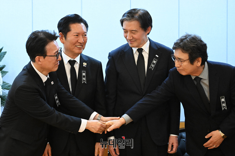 ▲ 김민석 국무총리(왼쪽 첫번째)가 지난 1월 서울 종로구 서울대학교병원 장례식장에 마련된 이해찬 민주평화통일자문회의 수석부의장의 빈소에서 정청래 전 더불어민주당 대표(왼쪽 두번째), 조국 전 조국혁신당 대표(오른쪽 두번째), 유시민 전 노무현재단 이사장(오른쪽 첫번째)와 대화하고 있다. ⓒ뉴데일리DB