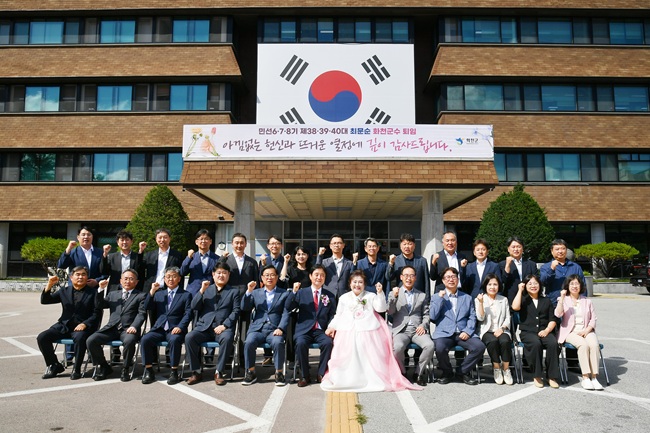 ▲ 화천군은 26일 온종일 돌봄시설인 화천커뮤니티센터와 화천군청에서 최문순 민선 8기 화천군수 퇴임식을 개최했다. ⓒ화천군