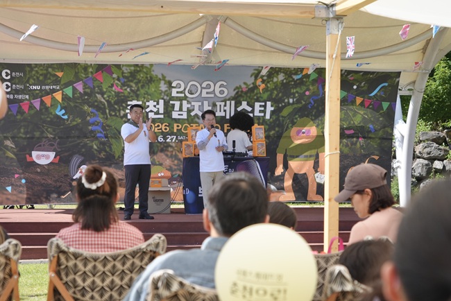 ▲ 춘천시가 지난 27~28일까지 신북읍 샘밭장터 일원에서 개최한 '2026 춘천 감자페스타'가 시민과 관광객들의 발길로 활기를 띠고 있다. 육동한 춘천시장도 28일 행사장을 찾아 체험 프로그램에 참여한 시민들과 인사를 나누고, 감자 판매 부스와 장터를 둘러보며 운영 상황을 살폈다. ⓒ춘천시