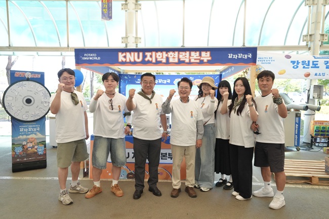 ▲ 춘천시가 지난 27~28일까지 신북읍 샘밭장터 일원에서 개최한 '2026 춘천 감자페스타'가 시민과 관광객들의 발길로 활기를 띠고 있다. 육동한 춘천시장도 28일 행사장을 찾아 체험 프로그램에 참여한 시민들과 인사를 나누고, 감자 판매 부스와 장터를 둘러보며 운영 상황을 살폈다. ⓒ춘천시