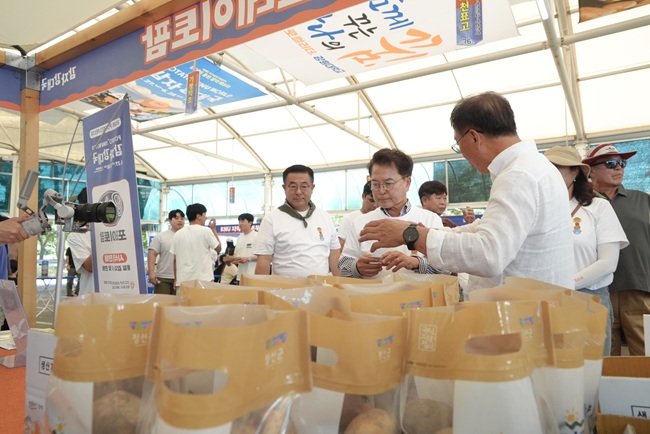 ▲ 춘천시가 지난 27~28일까지 신북읍 샘밭장터 일원에서 개최한 '2026 춘천 감자페스타'가 시민과 관광객들의 발길로 활기를 띠고 있다. 육동한 춘천시장도 28일 행사장을 찾아 체험 프로그램에 참여한 시민들과 인사를 나누고, 감자 판매 부스와 장터를 둘러보며 운영 상황을 살폈다. ⓒ춘천시