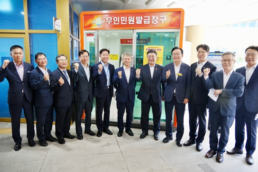 ▲ 전남도와 광주시, 행정안전부는 지난 26일 나주 빛가람복합문화센터 전남광주대전환기획위원회에서 ‘광주·전남 통합 점검회의’점검 후 관계자들과 함께 기념촬영을 하고있다.ⓒ전라남도 제공