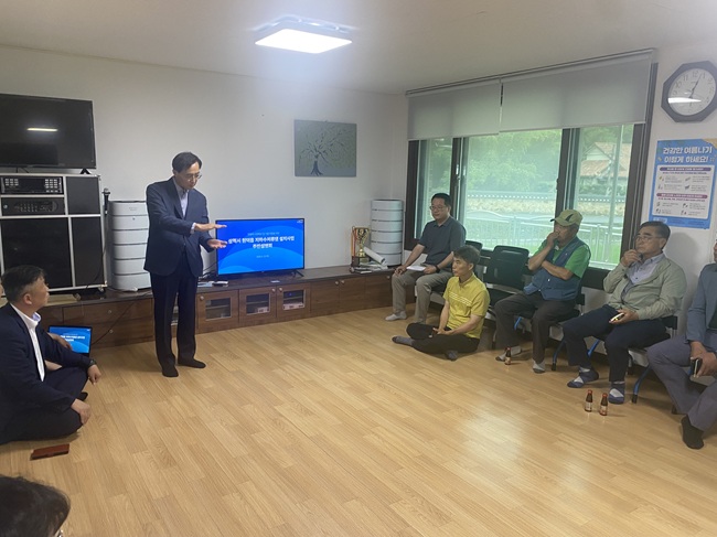 ▲ 이날 설명회에서는 지하수저류댐의 개념과 국내 설치 사례, 기대효과를 비롯해 향후 기본 및 실시설계, 공사 추진 일정 등을 안내했으며, 주민들의 건의사항과 질의에 대해 설명하는 시간도 함께 마련됐다. ⓒ삼척시