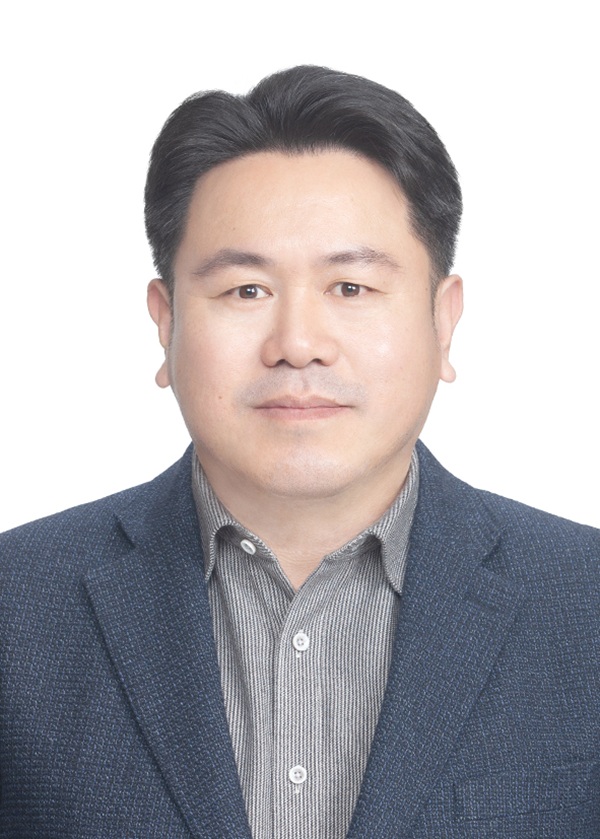 ▲ 김재중 현 의장이 지난 26일 개최된 한국노총 강원도지역본부 제23대 임원선거에서 재선됐다. 이날 선거에서는 김진목 후보가 사무처장으로 함께 당선됐다. 김재중 의장은 현재 한국도로공사 강원도본부에 재직중이며 한국노총 원주지역지부 의장과 한국노총 중앙집행위원, 강원지방노동위원회 근로자위원으로 활동하고 있다. 제22대 한국노총 강원도지역본부 의장을 맡아 조직 확대와 회원조합 지원, 노동권익 보호사업 등을 추진해 왔다. ⓒ한국노총 강원도지역본부