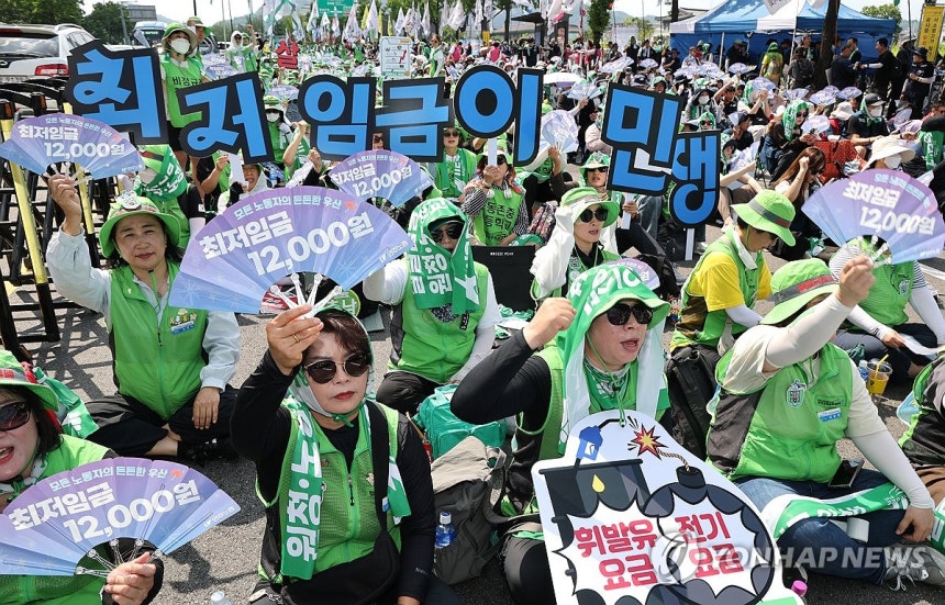 ▲ 지난 6월 27일 서울 종로구 열린송현녹지광장 앞에서 열린 민주노총 최저임금 인상 결의대회에서 참석자들이 구호를 외치고 있다.ⓒ연합뉴스