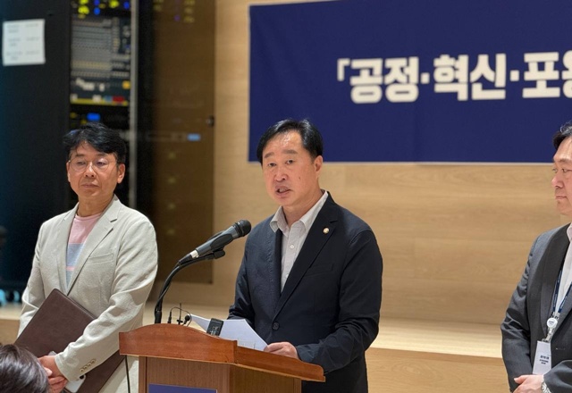 ▲ 김준혁 제37대 경기도지사 취임식준비TF단장이 지난 28일 경기신용보증재단에 설치된 브링핑룸에서 간담회를 열고 발언하고 있다. ⓒ경기준비위원회 제공