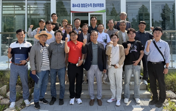 ▲ 청양군수직 준비위원회가 최근 15일간의 공식 활동을 마무리하는 해단식을 가진 뒤 김홍열 청양군수 당선인과 김찬배 준비위원장, 위원 및 자문위원들이 민선 9기 청양군의 성공적인 출범을 다짐하며 기념촬영을 하고 있다ⓒ청양군수직 준비위원회