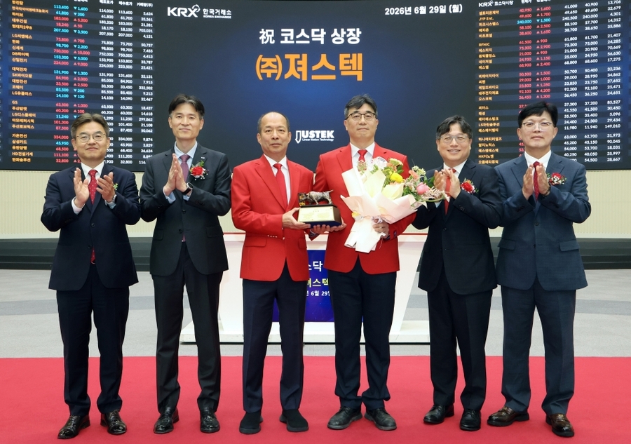 ▲ (왼쪽부터) 박종식 한국IR협의회 부회장, 민경욱 한국거래소 코스닥시장본부장, 김용일 져스텍 대표, 최동수 져스텍 대표, 이충훈 삼성증권 부사장, 안승근 코스닥협회 부회장이 29일 서울 영등포구 한국거래소에서 져스텍 코스닥시장 상장기념식에 참석해 기념 촬영하고 있다. ⓒ한국거래소