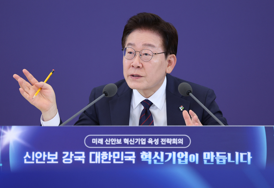 ▲ 이재명 대통령이 지난 26일 청와대에서 열린 '미래신안보 혁신기업 육성전략' 회의에서 발언하고 있다.ⓒ연합뉴스