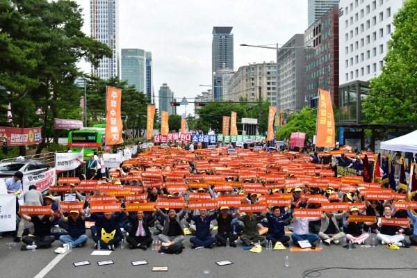 ▲ 소상공인연합회와 전국상인연합회, 한국중소상인자영업자총연합회, 한국외식업중앙회 등 소상공인 업계는 9일 서울 여의도 국회의사당역 앞에서 ‘생존권 사수와 고용 정책 대전환 촉구 범 소상공인 결의대회’를 개최했다. ⓒ소상공인연합회