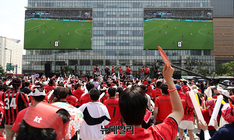 ▲ 2026 FIFA 북중미 월드컵 A조 2차전 한국과 멕시코의 경기가 열린 지난 19일 오전 서울 광화문광장에서 시민들이 거리응원을 하고 있다. ⓒ서성진 기자