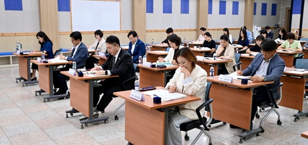 ▲ 19일 대덕구 대회의실에서 열린 제10대 대덕구의원 당선인 및 관계 공무원 오리엔테이션에서 의원 당선인들이 설명을 듣고 있다.ⓒ대덕구의회