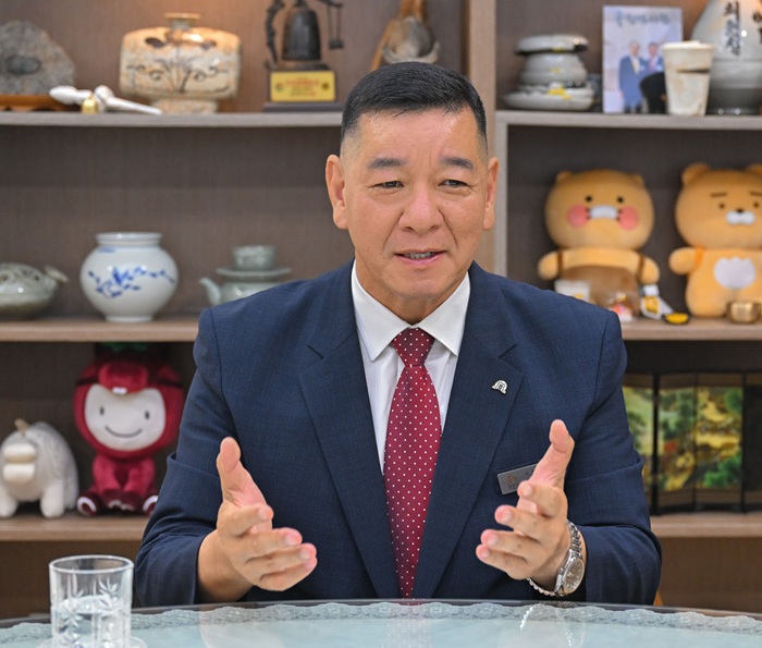 ▲ 최원철 충남 공주시장이 29일 뉴데일리와의 서면 인터뷰를 하고 있다.ⓒ공주시