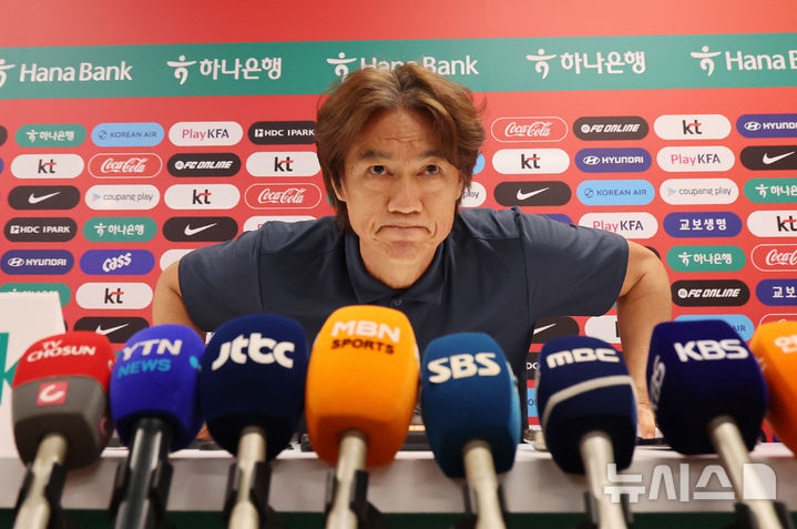 ▲ 홍명보 축구 국가대표팀 걈독이 28일(현지시각) 멕시코 과달라하라 인근 사포판에 위치한 베이스캠프 훈련장 치바스 바예 베르데에서 기자회견을 열고 북중미 월드컵 32강 진출 실패 관련 입장발표를 하고 있다. 홍 감독은 이날 기자회견에서 감독직 사퇴를 선언했다. ⓒ뉴시스