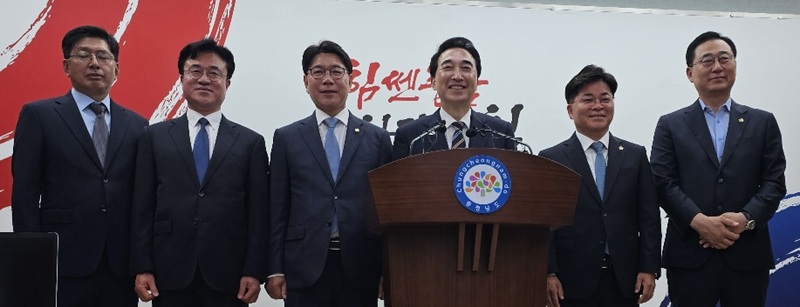 ▲ 박수현 충남도지사 당선인이 최근 인수위원들을 소개하고 있다.@충남도지사 당선인의 도지사직 인수위원회