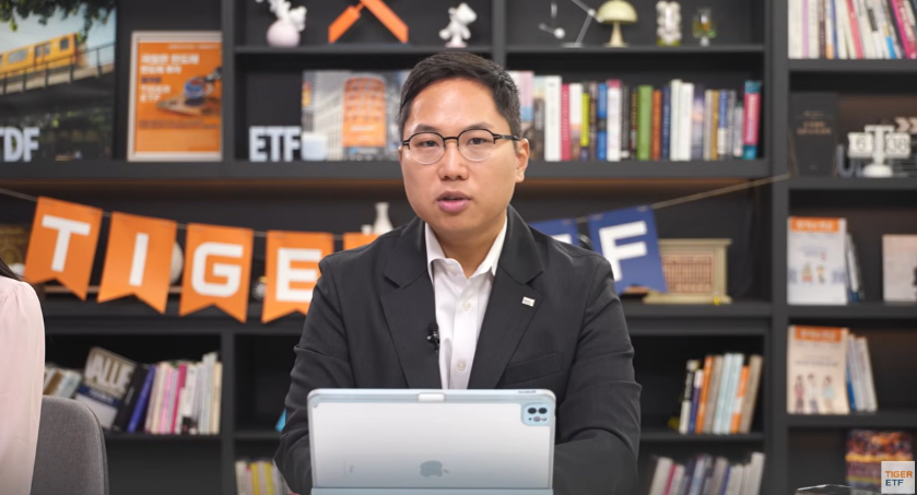 ▲ 정의현 미래에셋자산운용 ETF운용본부장이 29일 '타이거 ETF 반도체 최근 시황과 투자 전략' 웹세미나에서 설명하고 있다. ⓒ미래에셋자산운용 유튜브 캡쳐