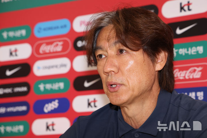 ▲ 홍명보 축구 국가대표팀 걈독이 28일(현지시각) 멕시코 과달라하라 인근 사포판에 위치한 베이스캠프 훈련장 치바스 바예 베르데에서 기자회견을 열고 북중미 월드컵 32강 진출 실패 관련 입장발표를 하고 있다. ⓒ뉴시스