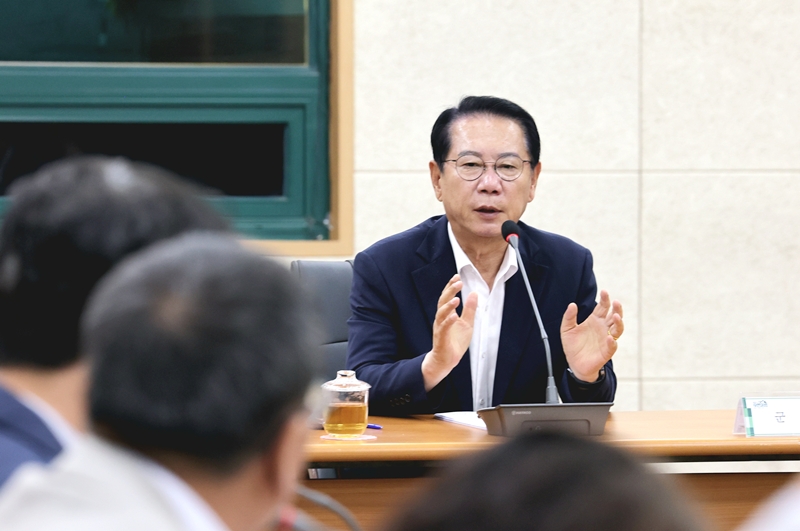 ▲ 송인헌 괴산군수가 29일 군청 대회의실에서 월례간부회의를 주재하고 있다. ⓒ괴산군