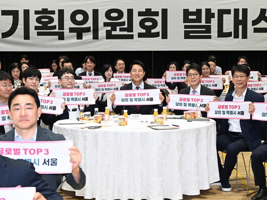 ▲ 오세훈(가운데) 서울시장이 29일 오전 서울 중구 서울시청에서 열린 'G3 서울 기획위원회' 발대식에 참석해 기획위원들과 기념 퍼포먼스를 하고 있다. ⓒ서울시