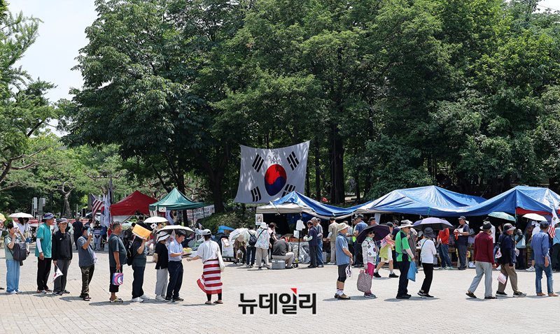 ▲ 29일 오후 서울 송파구 올림픽공원 핸드볼경기장에서 시민들이 더위를 피하고 있다. ⓒ정상윤 기자