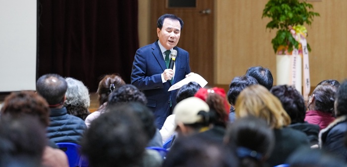 ▲ 지난 3월 홍성고등학교에서 열린 2026학년도 홍성고부설 방송통신고등학교 입학식에서 김지철 충남교육감이 신입생과 학부모들을 대상으로 축사를 하고 있다.ⓒ충남교육청