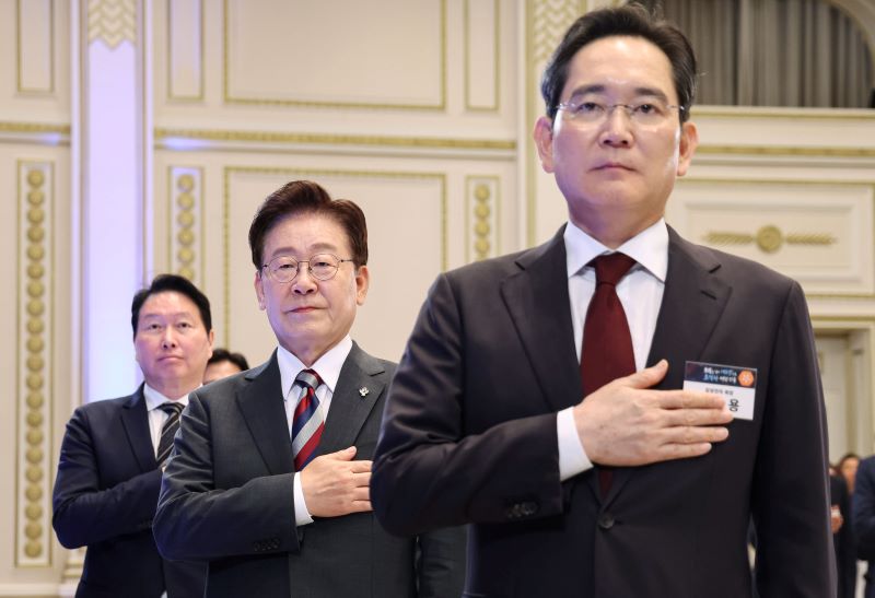 ▲ 이재명 대통령과 이재용 삼성전자 회장, 최태원 SK 회장 등 참석자들이 29일 청와대 영빈관에서 열린 '대한민국 대도약 3대 메가프로젝트 국민보고회'에서 국민의례를 하고 있다. ⓒ뉴시스