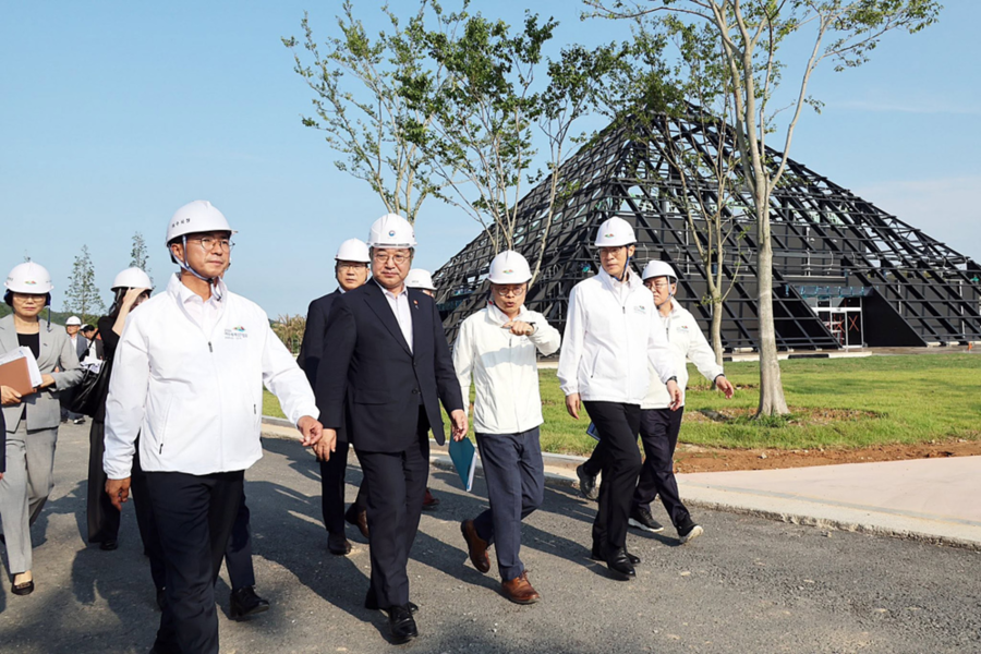 ▲ 서영학 여수시장 당선인은 지난 26일 윤호중 행정안전부 장관과 함께 돌산 진모지구 2026여수세계섬박람회 준비 현장을 점검했다.ⓒ여수시 제공