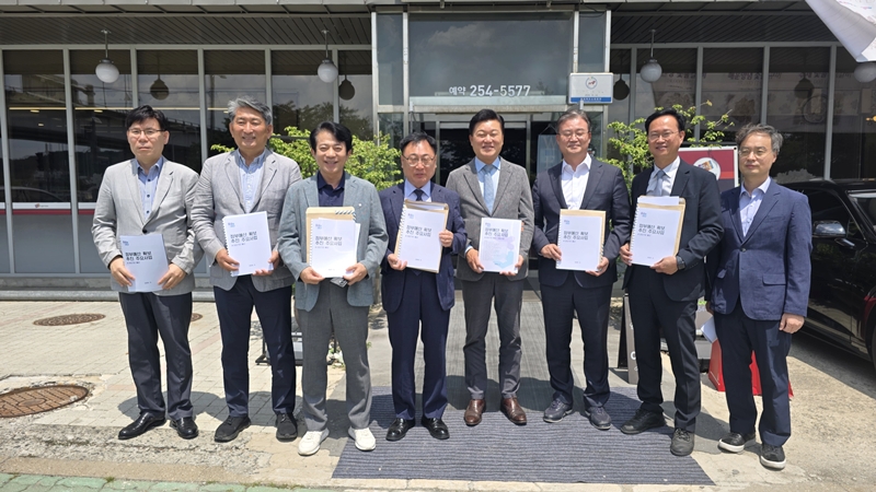 ▲ 신용한 충북지사 당선인이 28일 지역 국회의원들과 내년도 정부예산 전략회의를 가진 후 기념촬영을 하고 있다. ⓒ충북지사직 인수위