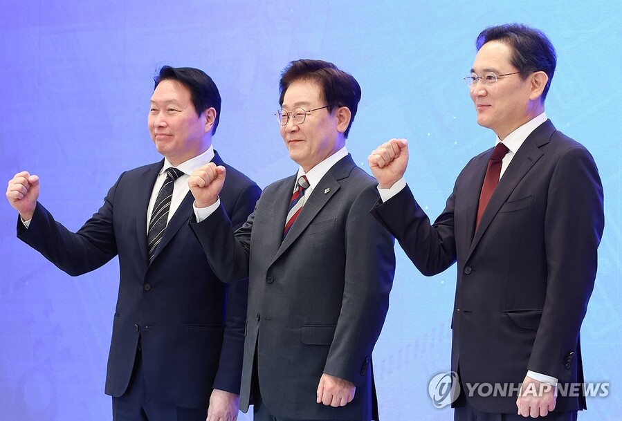 ▲ 이재명 대통령과 이재용 삼성전자 회장, 최태원 SK그룹 회장이 29일 청와대에서 열린 3대 메가프로젝트 국민보고회에서 기업 투자 발표 후 기념촬영을 하고 있다.ⓒ연합뉴스
