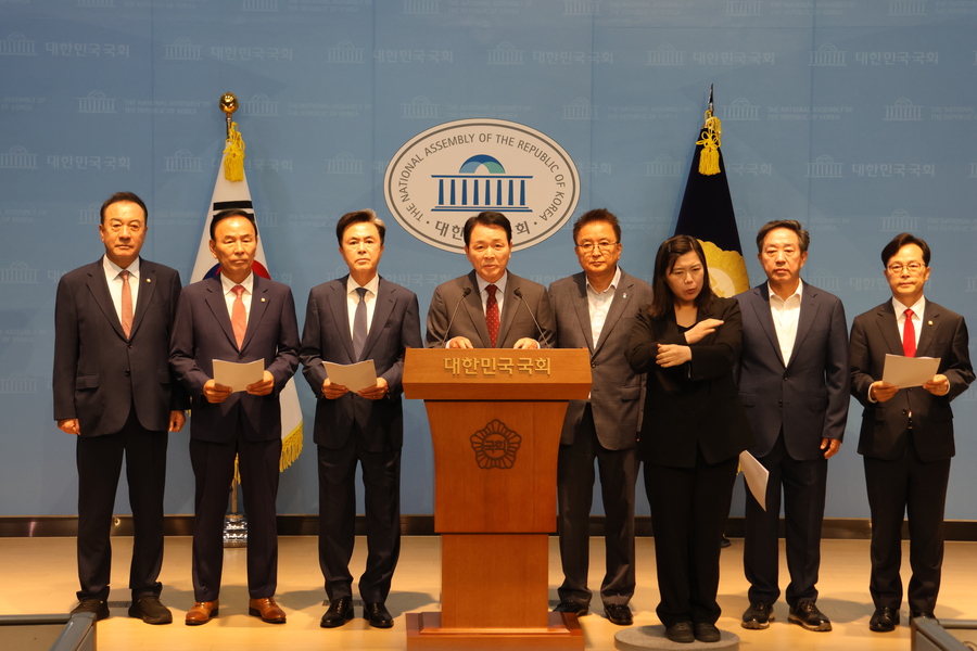 ▲ 박덕흠·이종배·성일종·엄태영·강승규·장동혁·윤용근 의원과 김영환 충북지사, 최민호 세종시장, 김태흠 충남지사, 이장우 대전시장 등 국민의힘 충청권 국회의원과 시·도지사들이 29일 국회에서 기자회견을 하고 있다. ⓒ성일종 국민의힘 의원실 제공