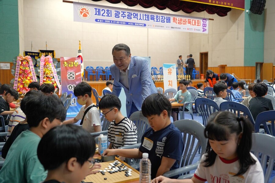 ▲ 전갑수 광주광역시체육회장이 지난 27일 문성고등학교 체육관에서  학생들의 바둑경기를 지켜 보고있다.ⓒ광주광역시체육회 제공