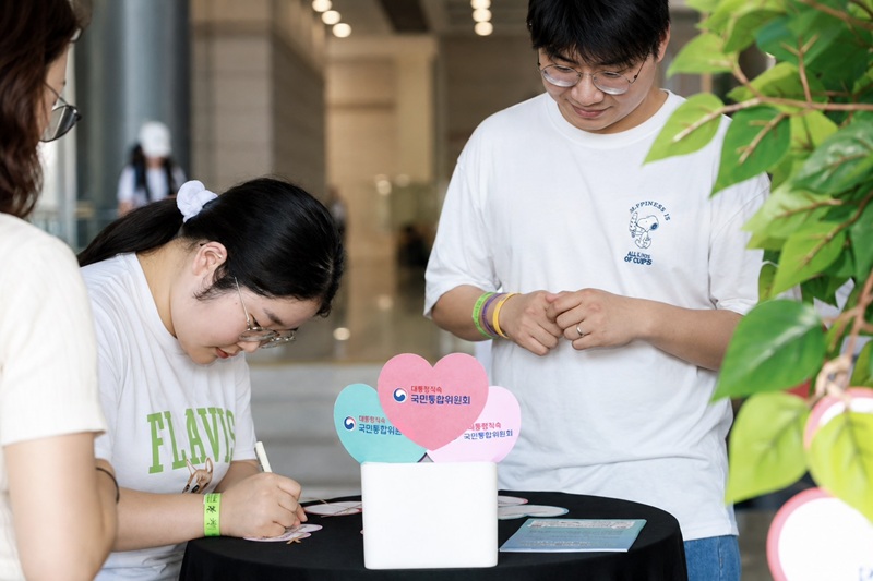 ▲ 대통령 직속 국민통합위원회가 지난 주말 서울 코엑스에서 개최한 '모두의 대한민국, 찾아가는 국민통합' 현장 소통행사에 600여 명의 시민들이 참여해 취업·주거부터 정년연장·출산·육아 문제까지 다양한 제안을 했다. ⓒ국민통합위원회