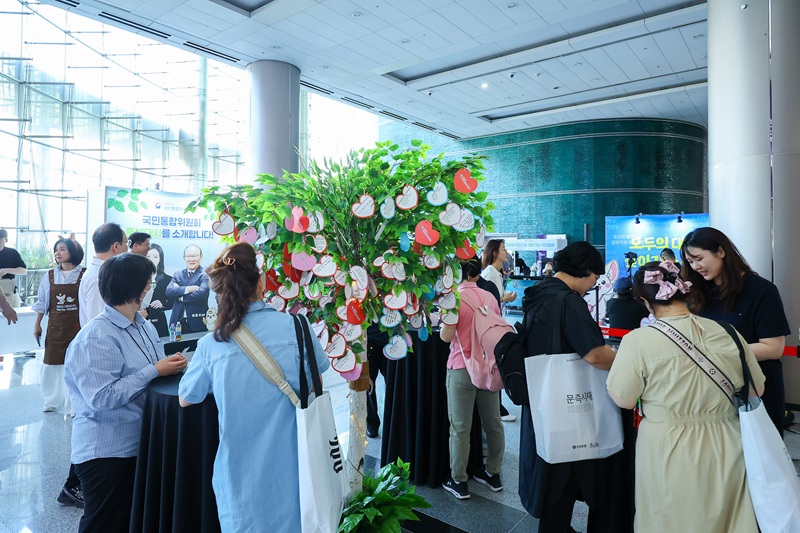 ▲ 대통령 직속 국민통합위원회가 지난 주말 서울 코엑스에서 개최한 '모두의 대한민국, 찾아가는 국민통합' 현장 소통행사에 600여 명의 시민들이 참여해 취업·주거부터 정년연장·출산·육아 문제까지 다양한 제안을 했다. ⓒ국민통합위원회