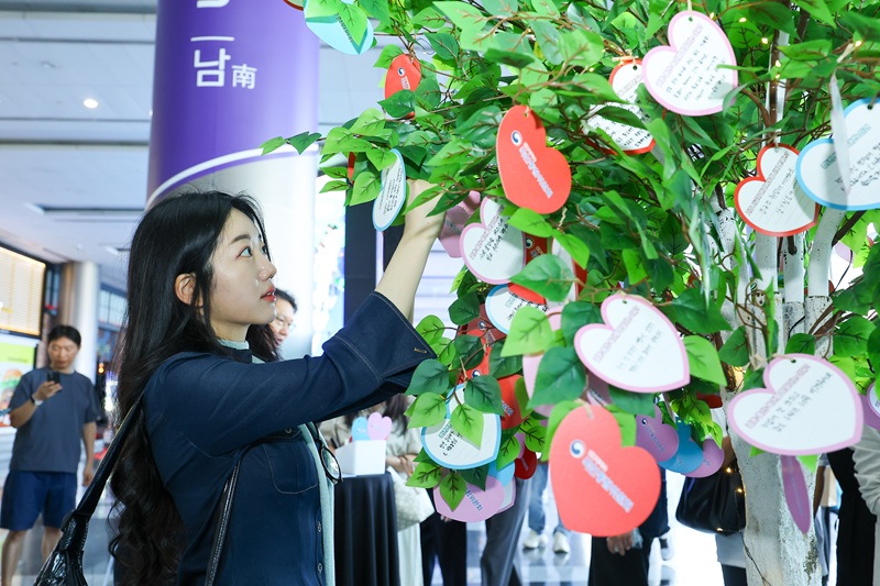 ▲ 대통령 직속 국민통합위원회가 지난 주말 서울 코엑스에서 개최한 '모두의 대한민국, 찾아가는 국민통합' 현장 소통행사에 600여 명의 시민들이 참여해 취업·주거부터 정년연장·출산·육아 문제까지 다양한 제안을 했다. ⓒ국민통합위원회
