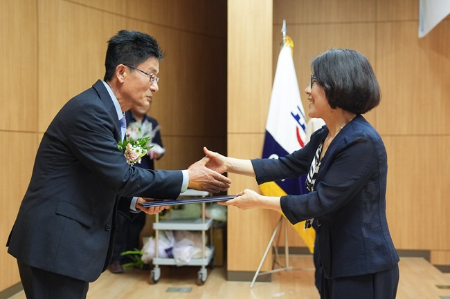 ▲ 포상 대상자는 총 27명으로 △홍조근정훈장 2명 △녹조근정훈장 4명 △옥조근정훈장 10명 △근정포장 5명 △국무총리표창 2명 등 정부포상 23명과 교육부 장관 표창 4명이다. ⓒ강원특별자치도교육청