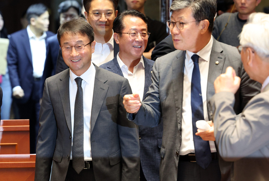▲ 한병도 더불어민주당 대표 직무대행 겸 원내대표가 29일 서울 여의도 국회에서 열린 의원총회에 입장하고 있다. ⓒ뉴시스