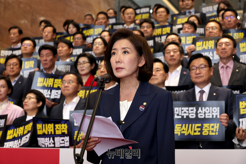 ▲ 나경원 국민의힘 의원이 29일 오후 국회 로텐더홀에서 국회 원구성관련 강행추진 규탄 대회에서 발언을 하고 있다. ⓒ이종현 기자